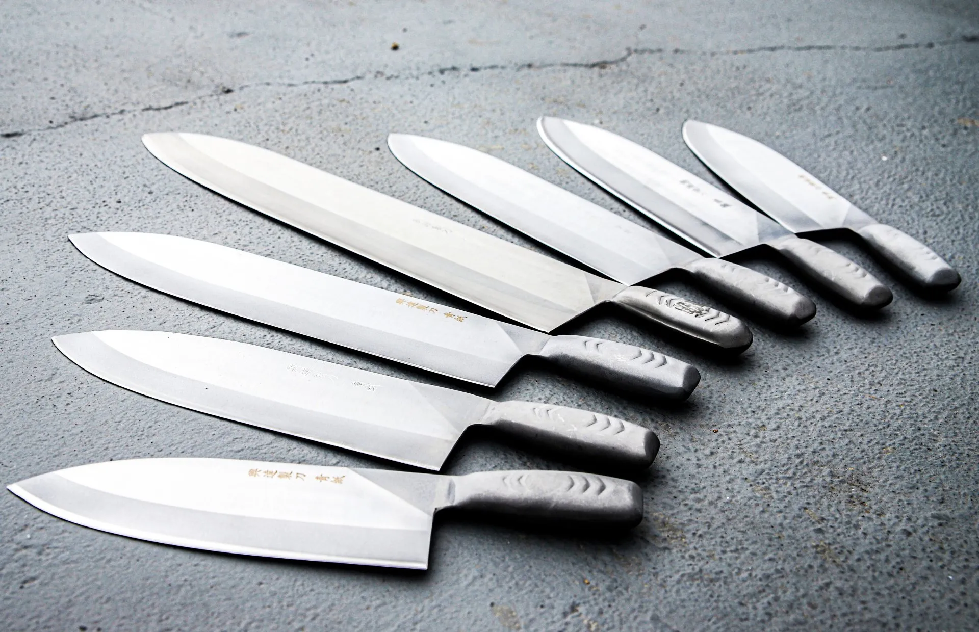 Köksknivar slipade i ett sliperi i Stockholm